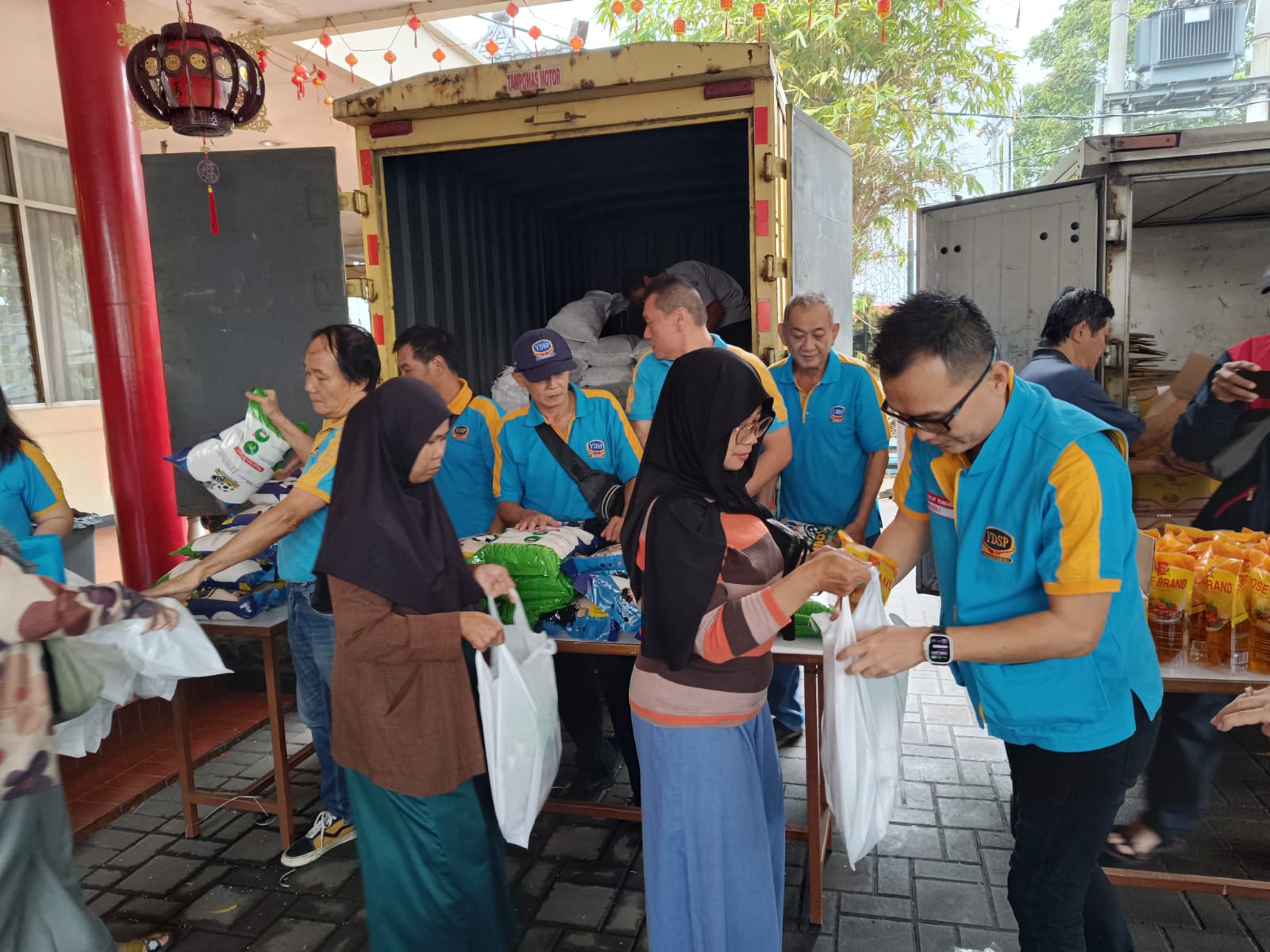 Sebanyak 10.000 paket sembako murah disalurkan ke masyarakat Kota Bandung melalui Masyarakat Tionghoa Peduli (MTP).