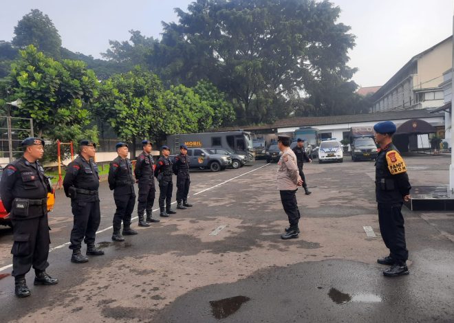 Polrestabes Bandung dan Jibom Polda Jabar melaksanakan pengecekan dan Sterilisasi Gereja.