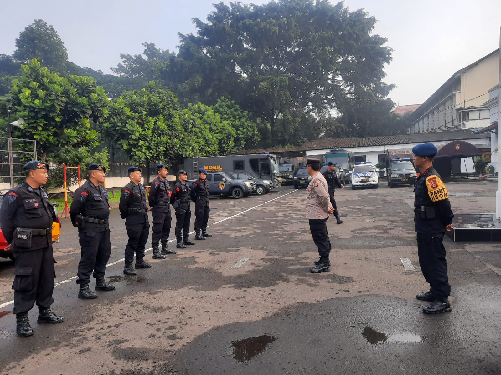 Polrestabes Bandung dan Jibom Polda Jabar melaksanakan pengecekan dan Sterilisasi Gereja.