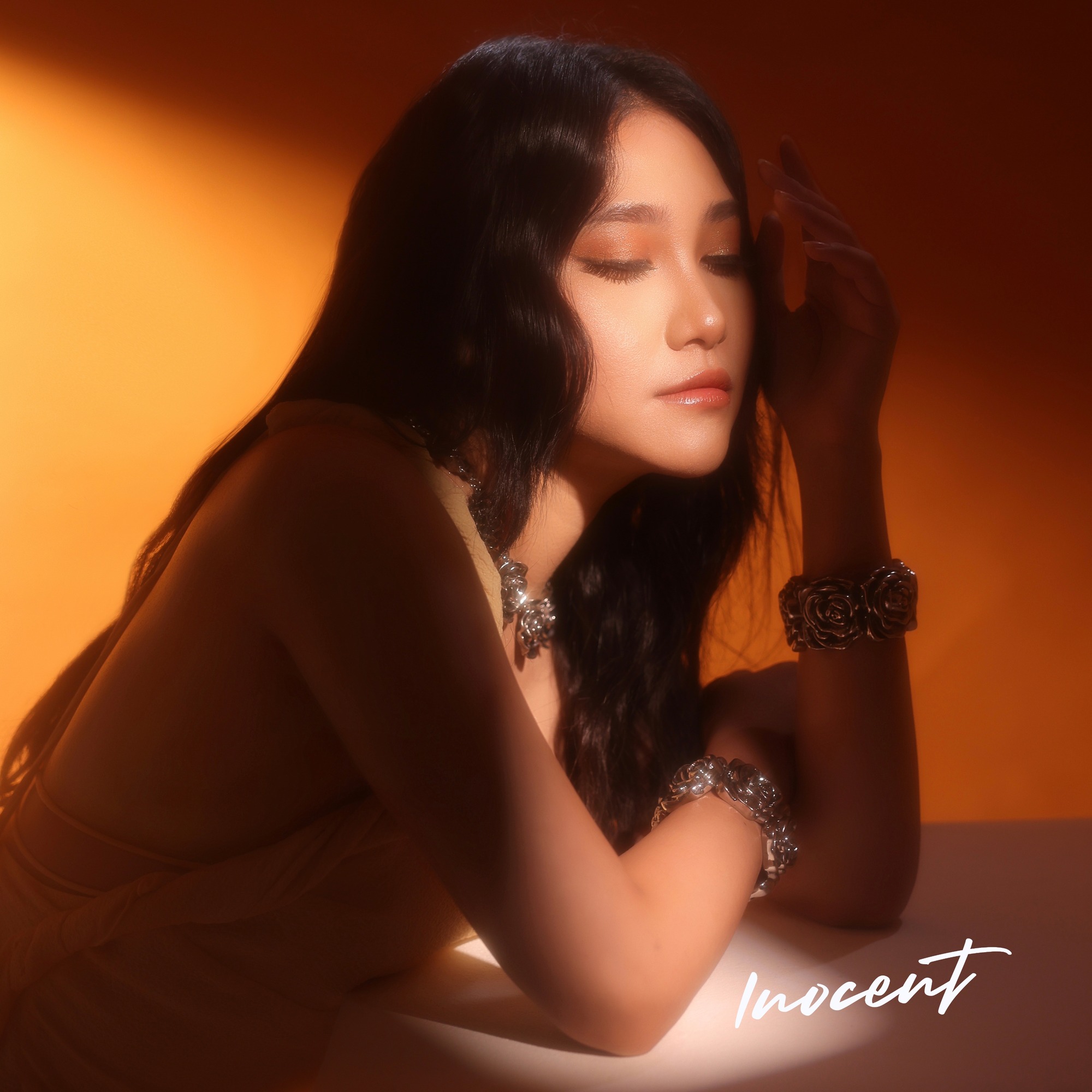 Single debut Inocent Purwanto Dilanjutkan Salah Disudahi Perih membawa tema  tentang dilema cinta yang berada di ujung kebimbangan. 