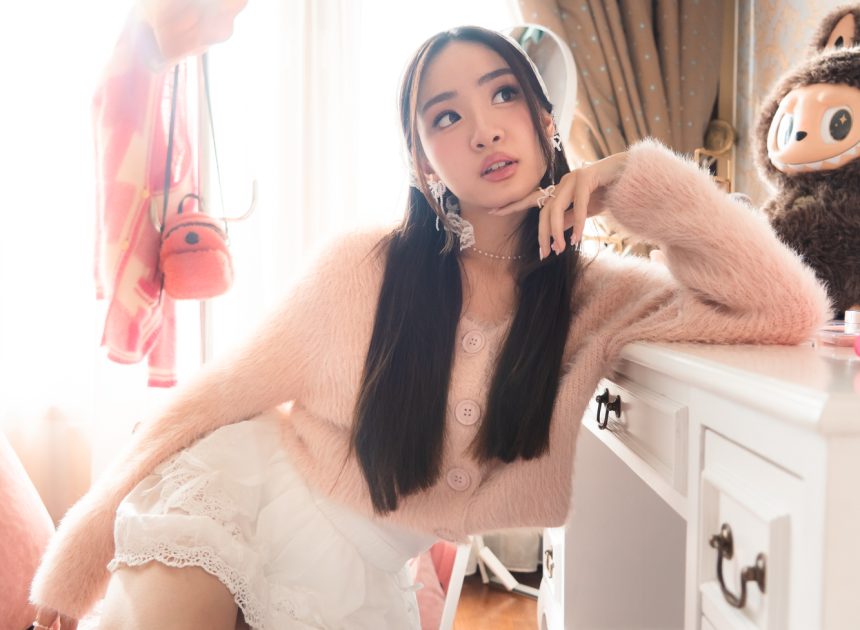 Phoebe Paris kembali meramaikan industri musik tanah air dengan “Wanna JustBe With You”
