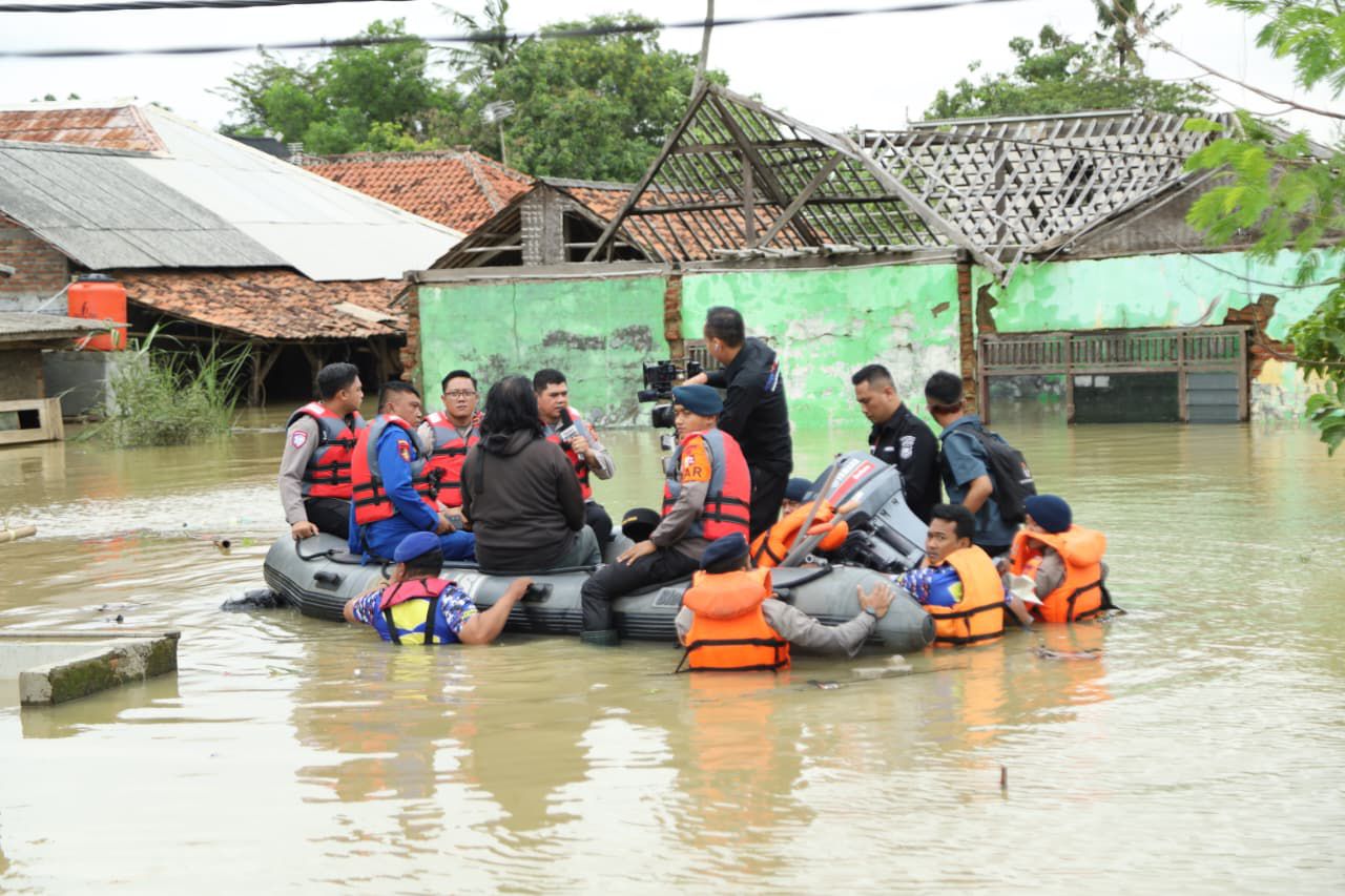 Antisipasi Pencurian Rumah Yang Ditinggalkan Warga, Serta Konsleting Listrik Saat Banjir, Polda Jabar Terus Intensifkan Patroli di Karangligar Karawang
