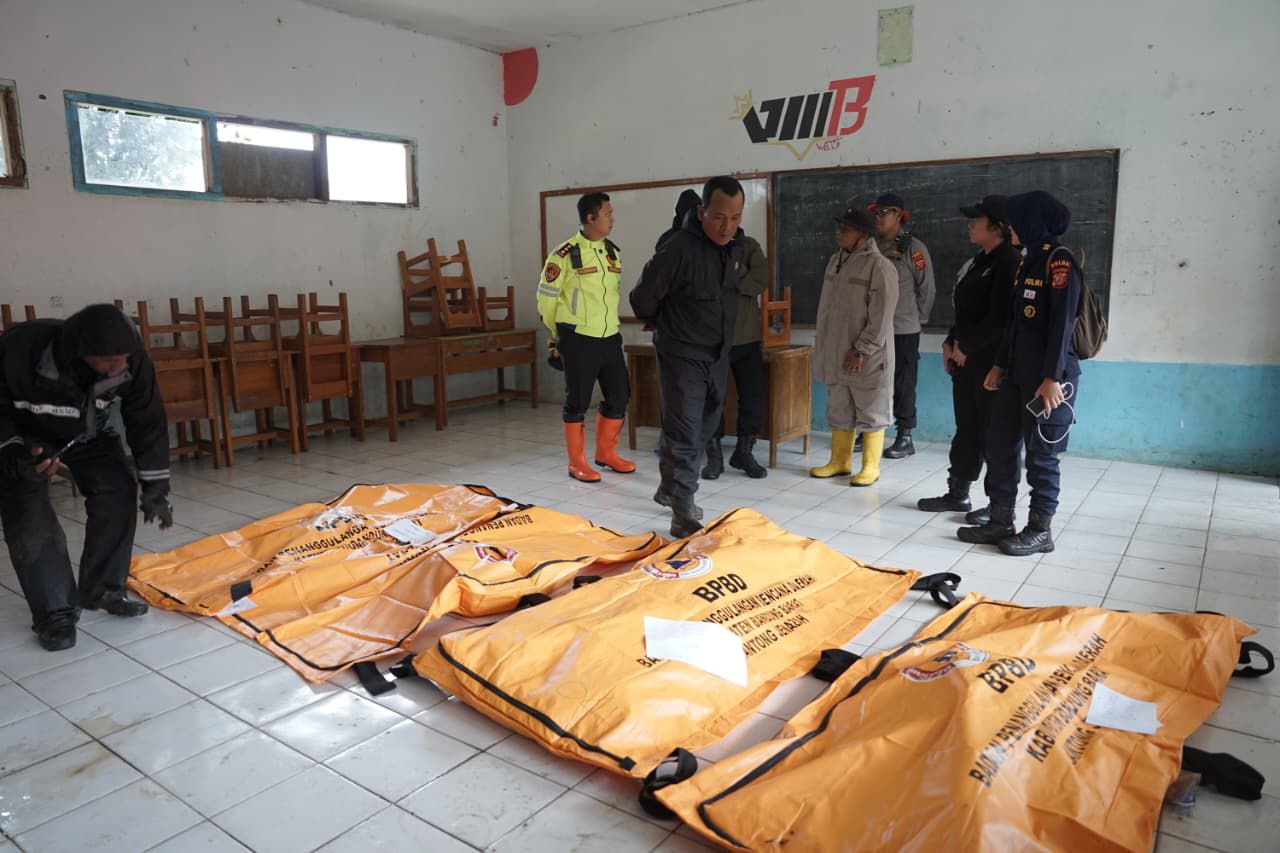 Polda Jabar Update Penanganan Longsor di Cisarua KBB, 60 Body Pack Ditemukan, 44 Teridentifikasi