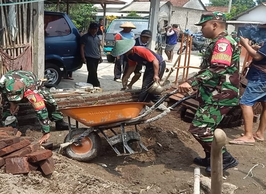 Peran Aktif Babinsa Wonodadi, Gotong Royong Bangun Pondasi Rumah Warga