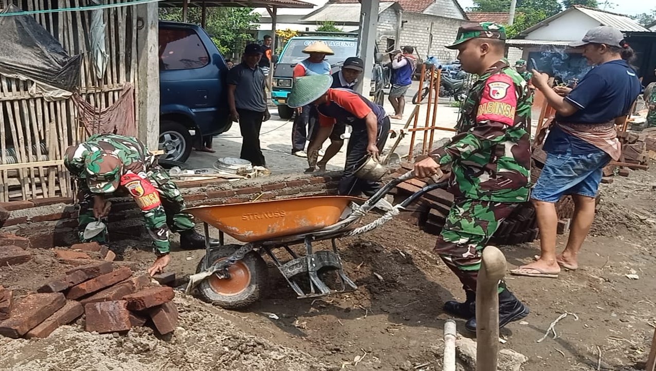 Peran Aktif Babinsa Wonodadi, Gotong Royong Bangun Pondasi Rumah Warga