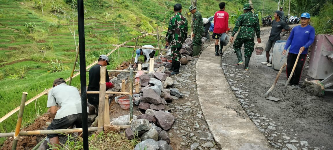 Kemanunggalan TNI Dan Masyarakat Sudah Terlihat Saat Pra TMMD Reguler Ke – 127