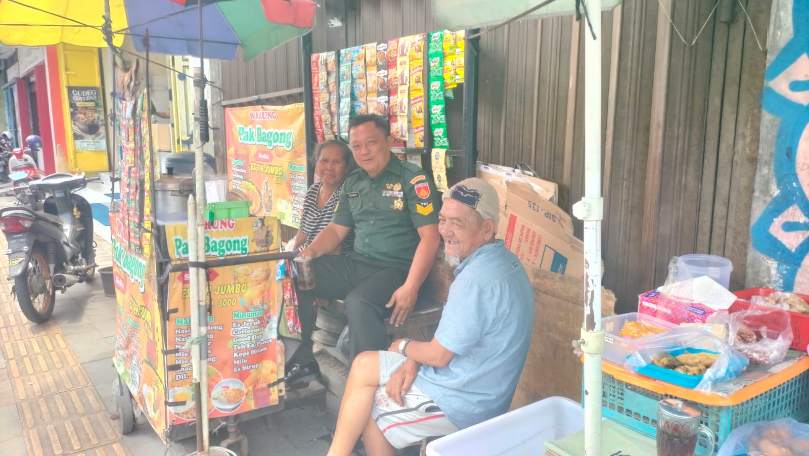 Pelaku UMKM Jadi Sasaran Komsosnya Babinsa Kemlayan.