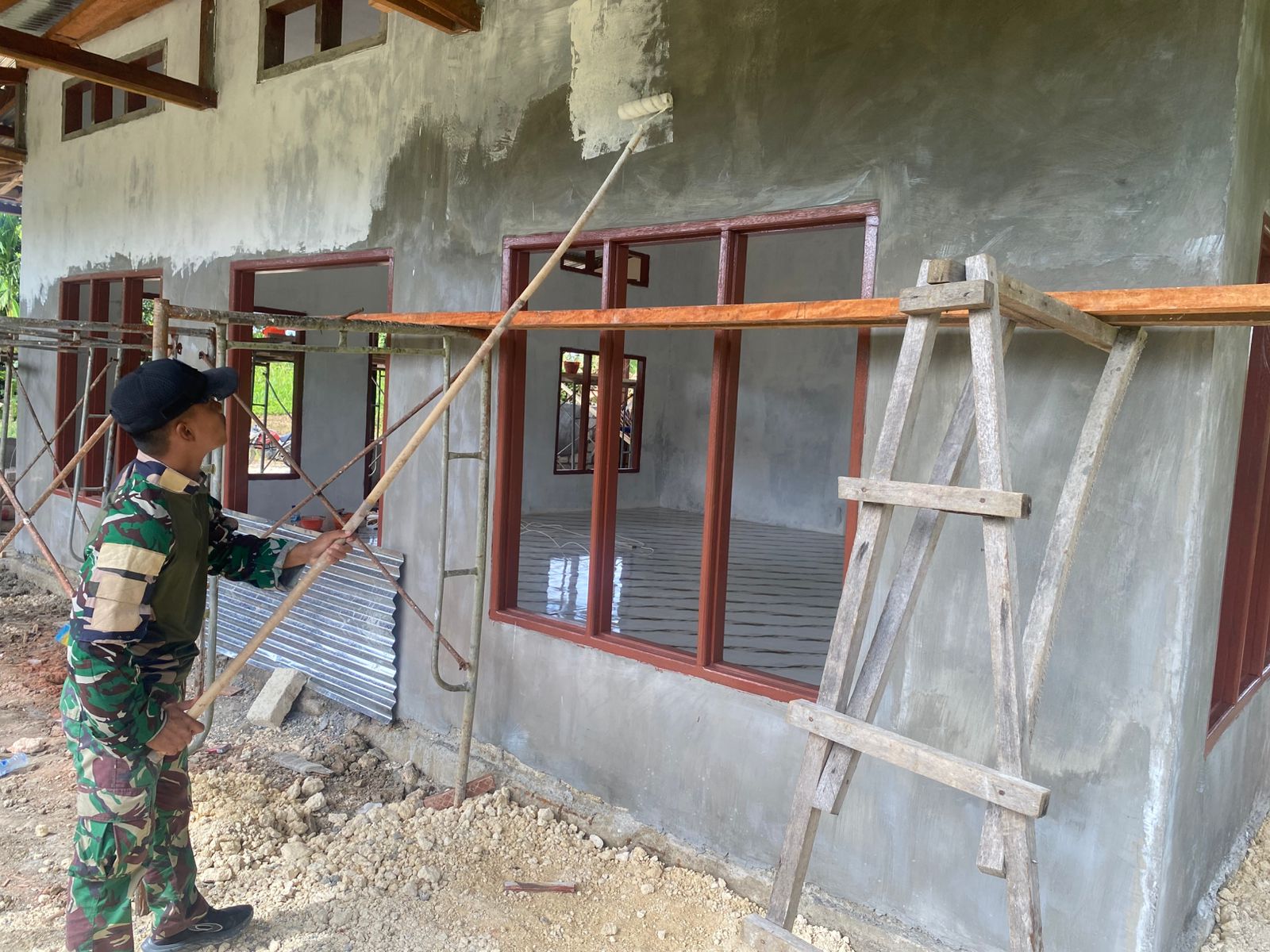 Semangat Gotong-royong, Satgas Yonif 643/Wns Bantu Melanjutkan Renovasi Masjid Yang Mandeg