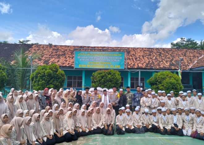 Kapolda Jabar ke Cianjur, Salurkan 1 Ton Beras dan Hadiah Umrah ke Ponpes