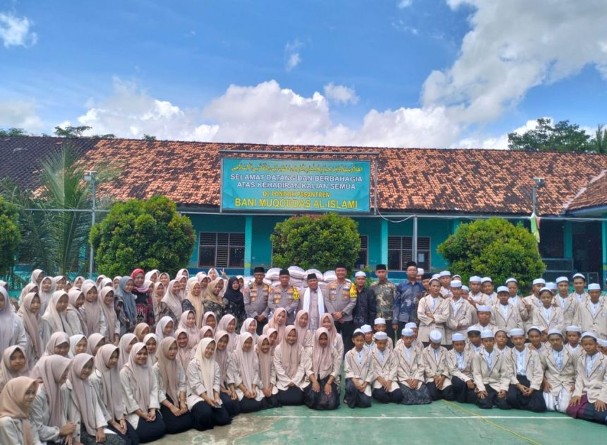 Kapolda Jabar ke Cianjur, Salurkan 1 Ton Beras dan Hadiah Umrah ke Ponpes