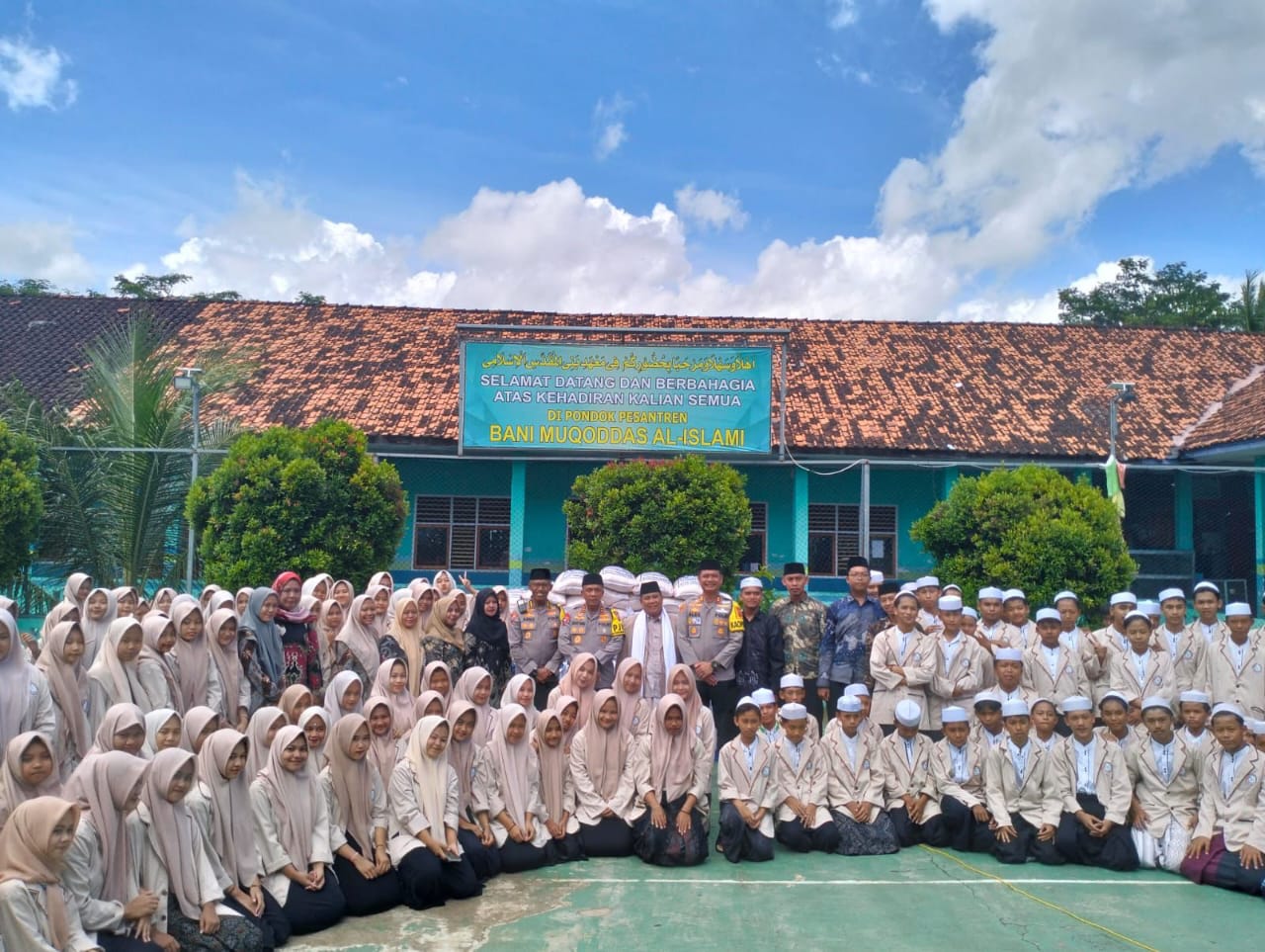 Kapolda Jabar ke Cianjur, Salurkan 1 Ton Beras dan Hadiah Umrah ke Ponpes