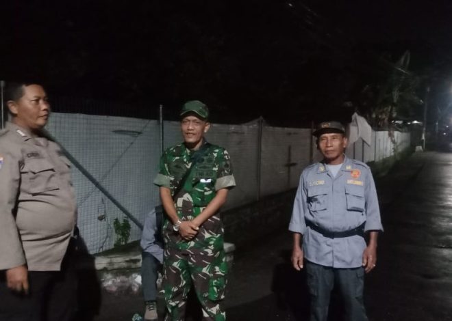 smartizenPatroli Malam Babinsa Sawit, Hidupkan Semangat Siskamling di Desa GombangBoyolali – Dalam upaya menjaga keamanan dan ketertiban masyarakat (kamtibmas), Babinsa Koramil 09/Sawit Kodim 0724/Boyolali, Serma Joko S, melaksanakan patroli malam sekaligus mengunjungi kegiatan Siskamling di Desa Gombang, Kecamatan Sawit, Kabupaten Boyolali, Minggu Malam (08/02/2026).