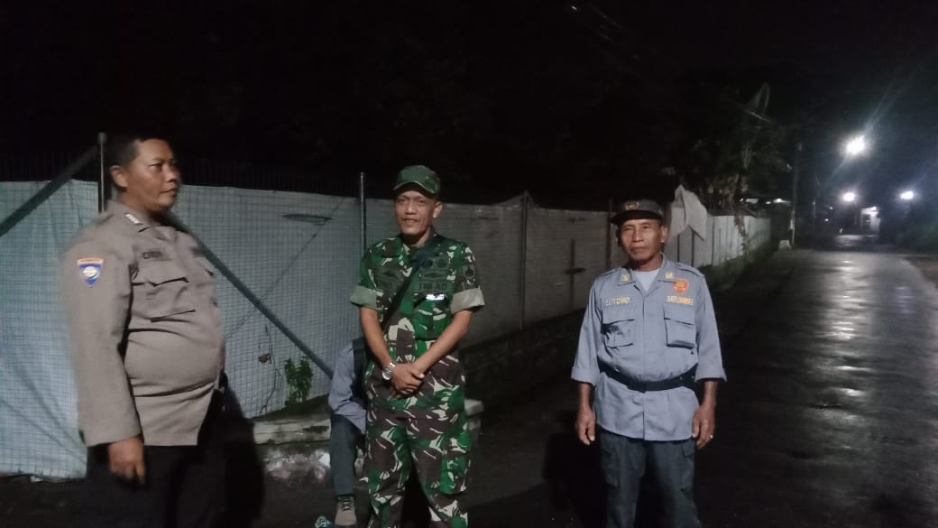 smartizenPatroli Malam Babinsa Sawit, Hidupkan Semangat Siskamling di Desa GombangBoyolali – Dalam upaya menjaga keamanan dan ketertiban masyarakat (kamtibmas), Babinsa Koramil 09/Sawit Kodim 0724/Boyolali, Serma Joko S, melaksanakan patroli malam sekaligus mengunjungi kegiatan Siskamling di Desa Gombang, Kecamatan Sawit, Kabupaten Boyolali, Minggu Malam (08/02/2026).