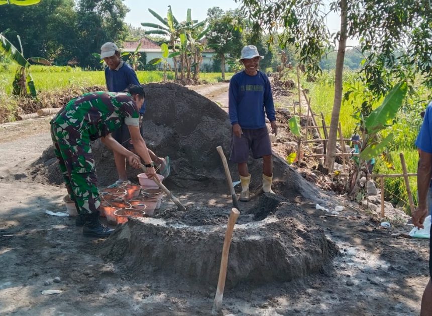 Babinsa Kemusu dan Warga Ngrombo Gotong Royong Bangun Talud, Cegah Longsor dan Perkuat Kemanunggalan