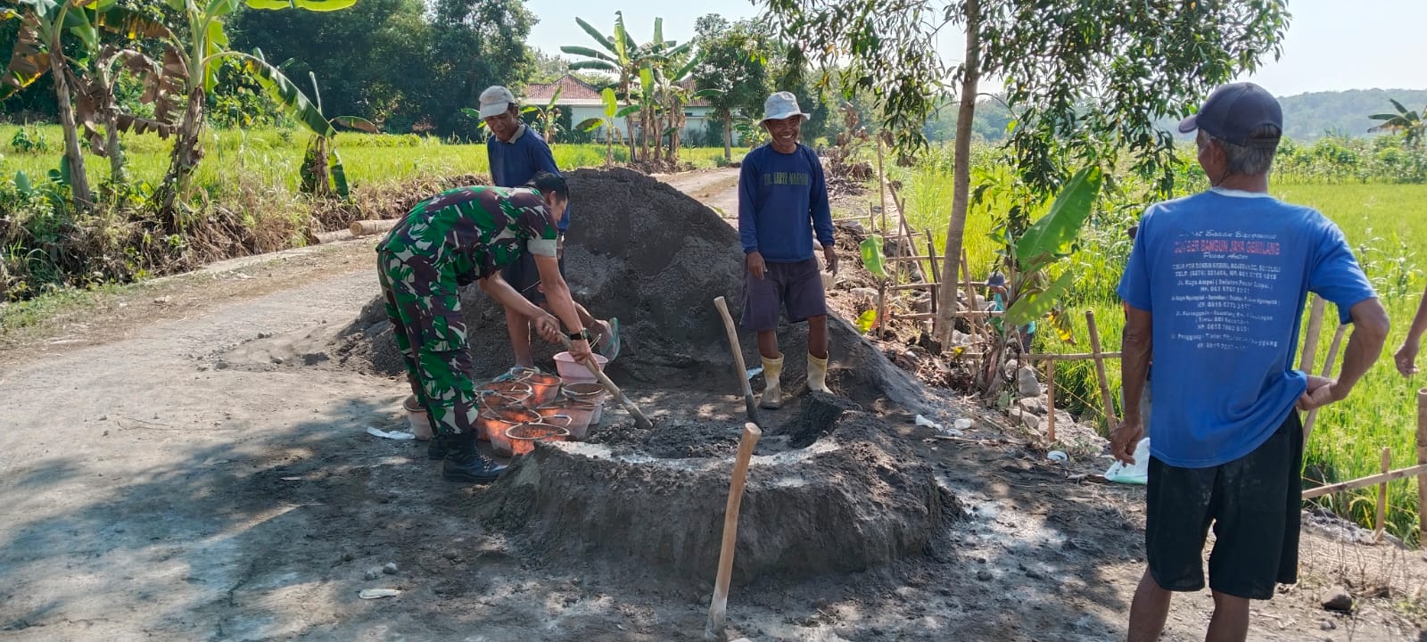 Babinsa Kemusu dan Warga Ngrombo Gotong Royong Bangun Talud, Cegah Longsor dan Perkuat Kemanunggalan