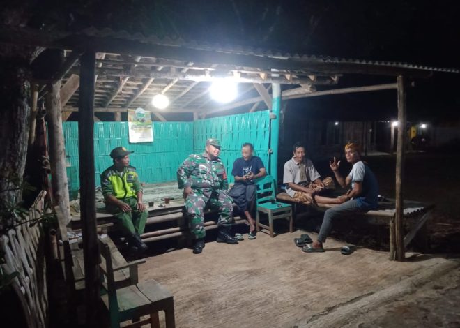 Wujudkan Lingkungan Aman dan Nyaman Babinsa Bersama Warga Gelar Patroli Siskamling