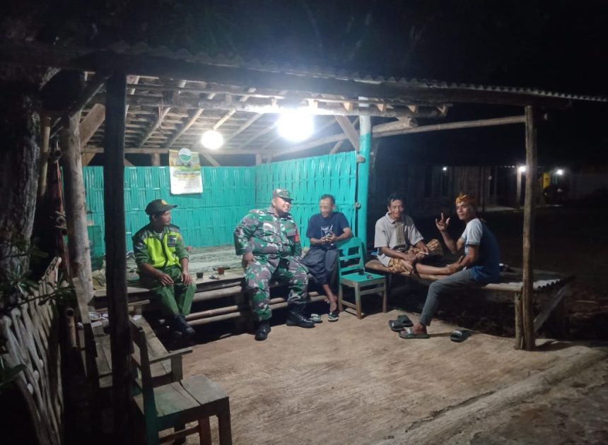 Wujudkan Lingkungan Aman dan Nyaman Babinsa Bersama Warga Gelar Patroli Siskamling