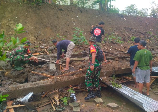 Babinsa Bersama Warga Laksanakan Karya Bakti Pembersihan Longsoran Tanah