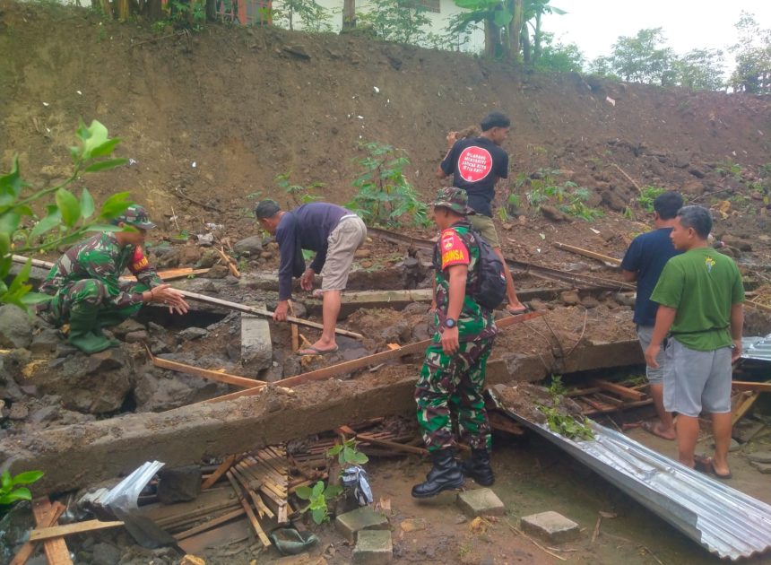 Babinsa Bersama Warga Laksanakan Karya Bakti Pembersihan Longsoran Tanah