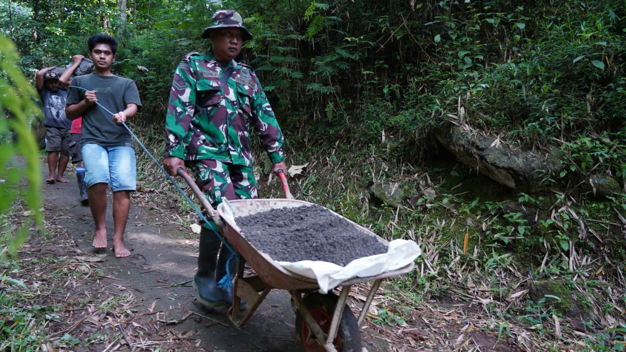 Akselerasi Pembangunan, Material Jembatan TMMD Ke 127 Mulai Didrop Di Desa Krisik
