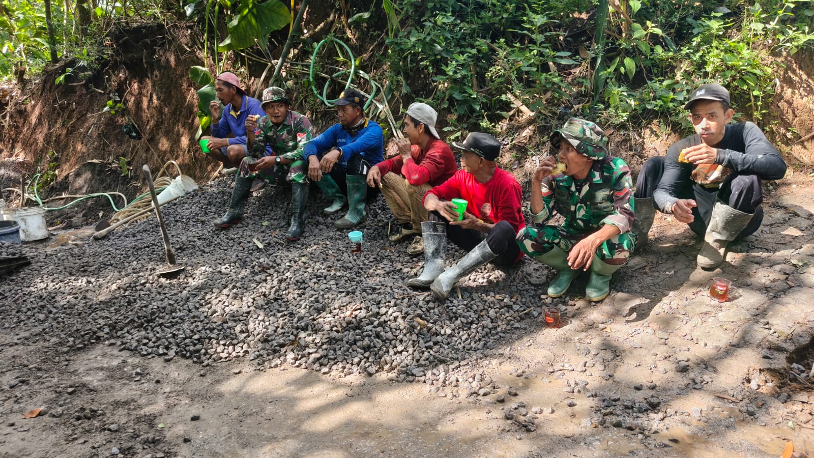 Kopi dan Gorengan Wujud Kebersamaan TNI dan Warga Saat Dilokasi TMMD