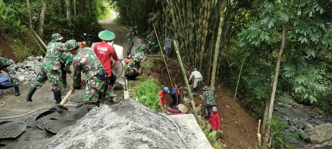 Semangat Juang Dibuktikan Satgas TMMD 127 Dan Warga Desa Kembang