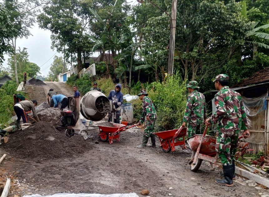 Tak Hanya Kendaraan Saja, Angkong Pun Terlihat Antri Dilokasi TMMD 127 Kodim Wonogiri
