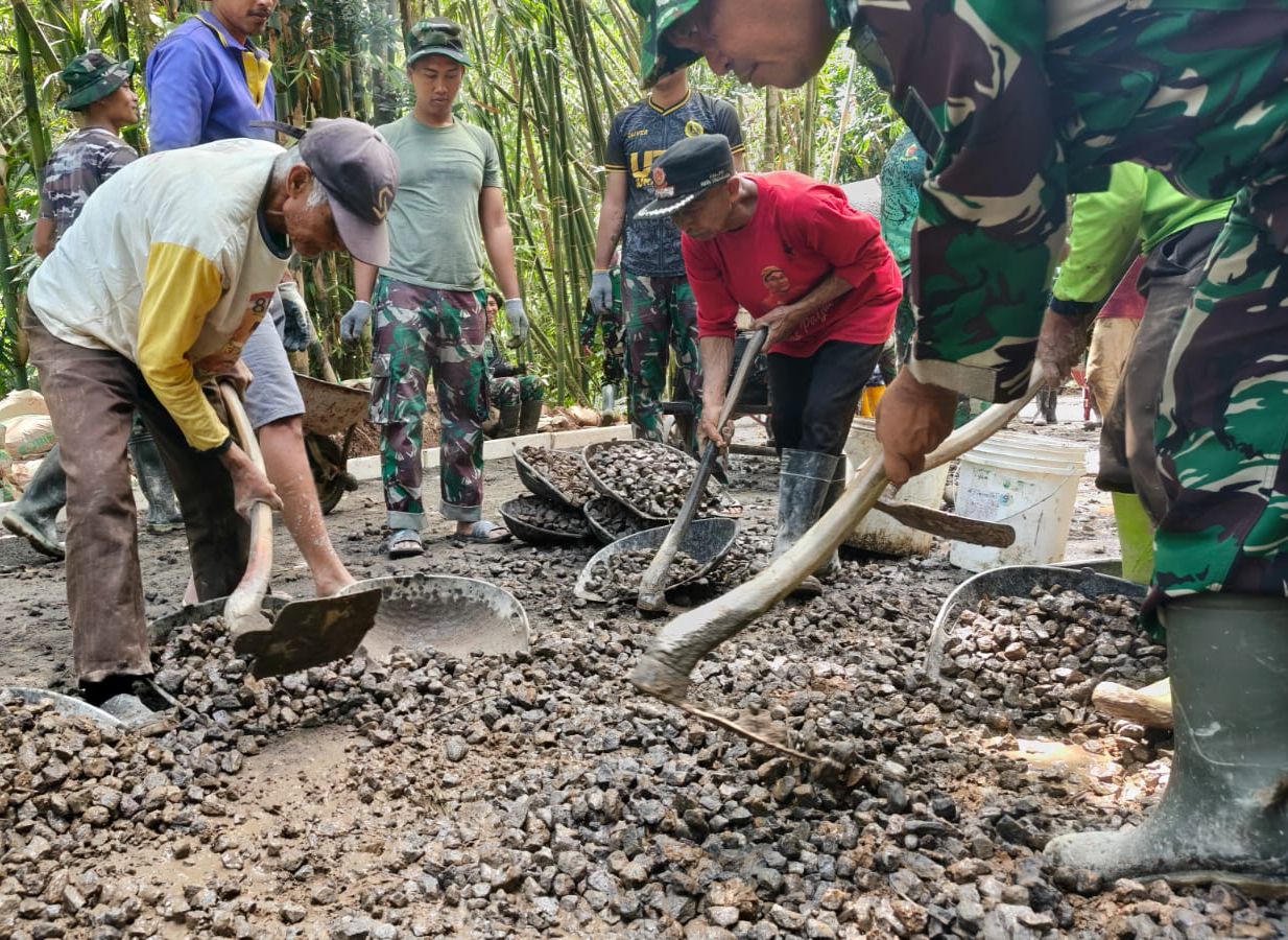 Ini Dia Sosok Mbah Kasidi Yang Turut Mensukseskan TMMD 127 Di Desa Kembang Jatipurno
