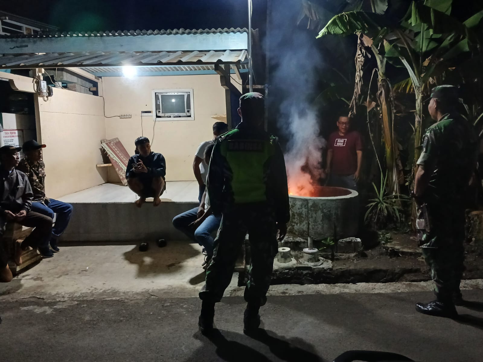 Cegah Gangguan Kamtibmas, Babinsa Ampel Turun Malam Hari Hidupkan Siskamling Desa Candi