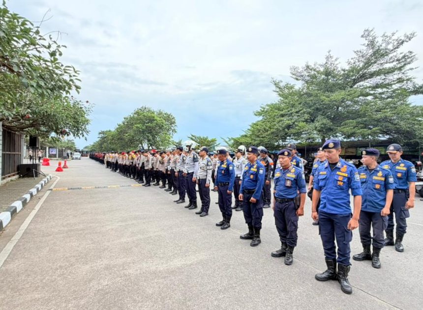Polrestabes Bandung – Kapolrestabes Bandung Kombes Pol. Dr. Budi Sartono, S.I.K., M.Si., M.Han. beserta para Pejabat Utama (PJU) Polrestabes Bandung melaksanakan pengamanan Pertandingan Piala AFC Champion League Two Tahun 2026 antara Persib Bandung melawan Ratchaburi FC yang digelar pada Rabu malam, 18 Februari 2026, di Stadion GBLA, Kota Bandung.