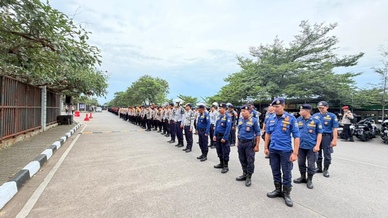 Polrestabes Bandung – Kapolrestabes Bandung Kombes Pol. Dr. Budi Sartono, S.I.K., M.Si., M.Han. beserta para Pejabat Utama (PJU) Polrestabes Bandung melaksanakan pengamanan Pertandingan Piala AFC Champion League Two Tahun 2026 antara Persib Bandung melawan Ratchaburi FC yang digelar pada Rabu malam, 18 Februari 2026, di Stadion GBLA, Kota Bandung.