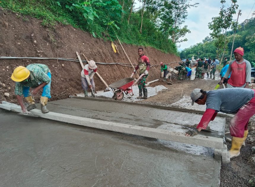 Hujan Membawa Berkah, Begitu Semboyan Satgas TMMD Ke-127 Dan Warga Desa Kembang