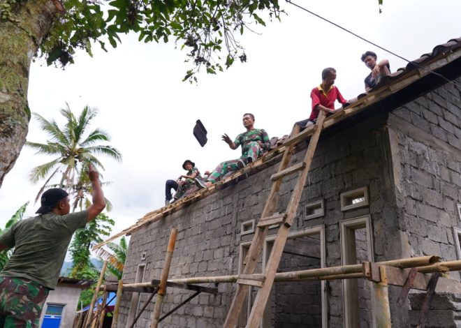 Bahu Membahu Pasang Genteng RTLH, Satgas TMMD Ke 127 Kodim 0808/Blitar Dan Warga Tunjukkan Kekompakan