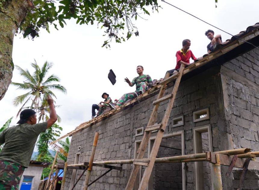 Bahu Membahu Pasang Genteng RTLH, Satgas TMMD Ke 127 Kodim 0808/Blitar Dan Warga Tunjukkan Kekompakan
