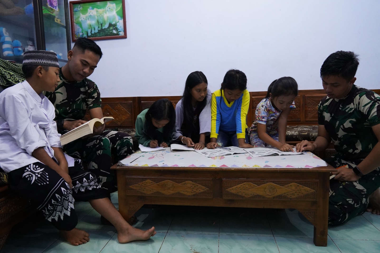 Bangun Generasi, Satgas TMMD Ke 127 Bimbing Belajar Anak-Anak Barurejo