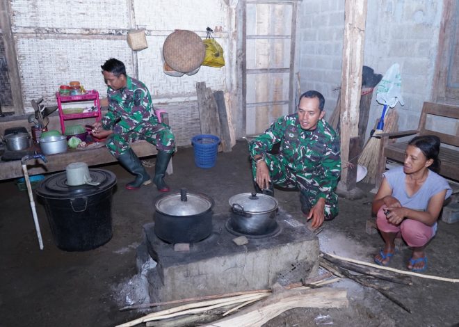 Kebersamaan TMMD Ke 127 Kodim 0808/Blitar, “Anggota Satgas Bantu Warga Memasak Di Dapur”