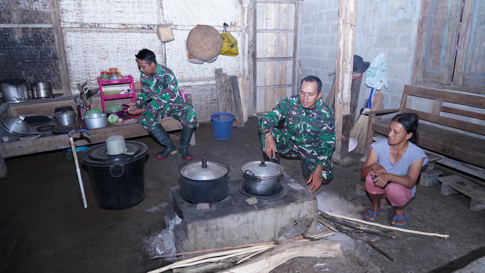Kebersamaan TMMD Ke 127 Kodim 0808/Blitar, “Anggota Satgas Bantu Warga Memasak Di Dapur”
