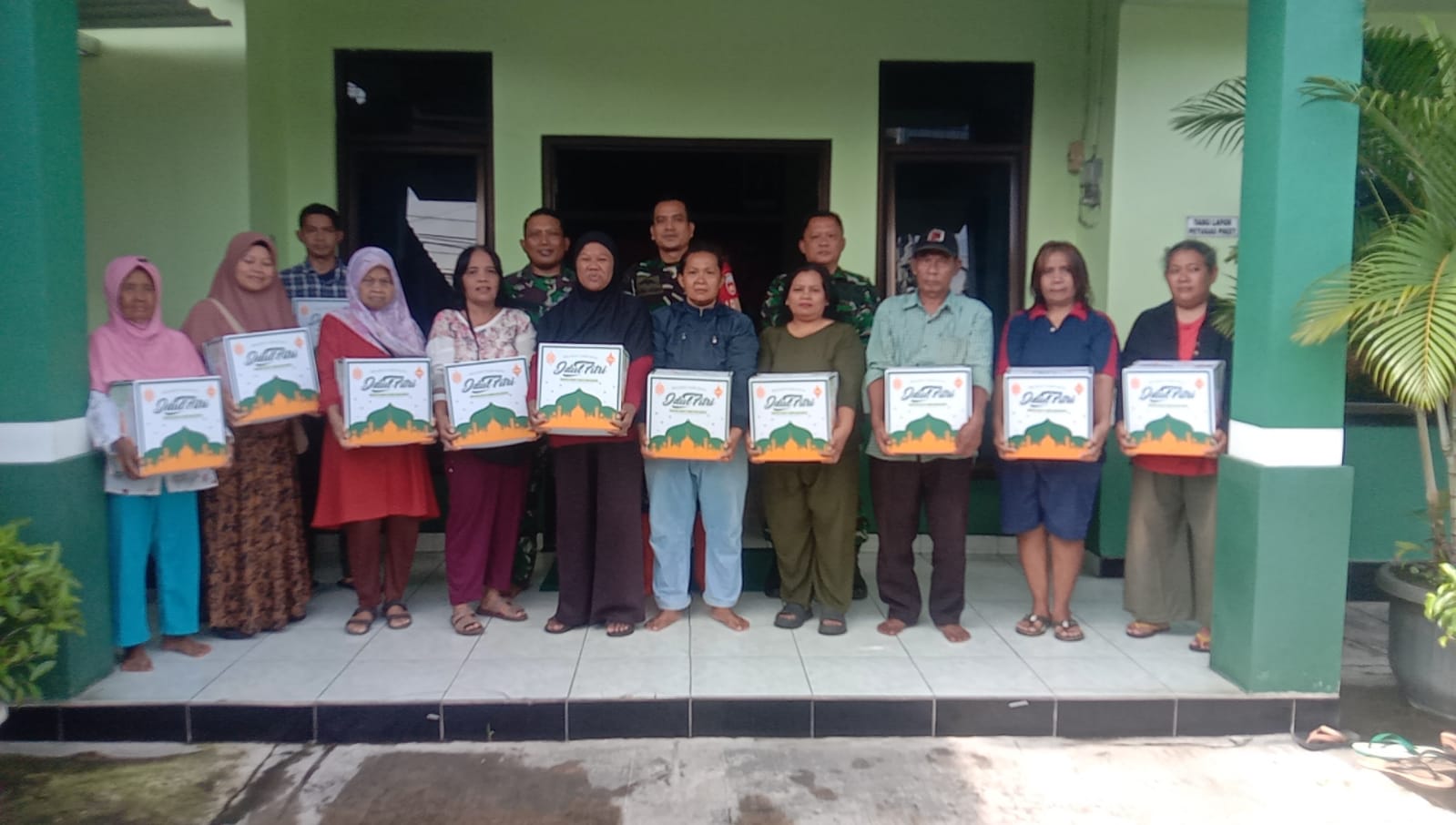 Marhaban Ya Ramadhan, Danramil 03 Serengan Bagikan Sembako untuk Warga Binaan Babinsanya.